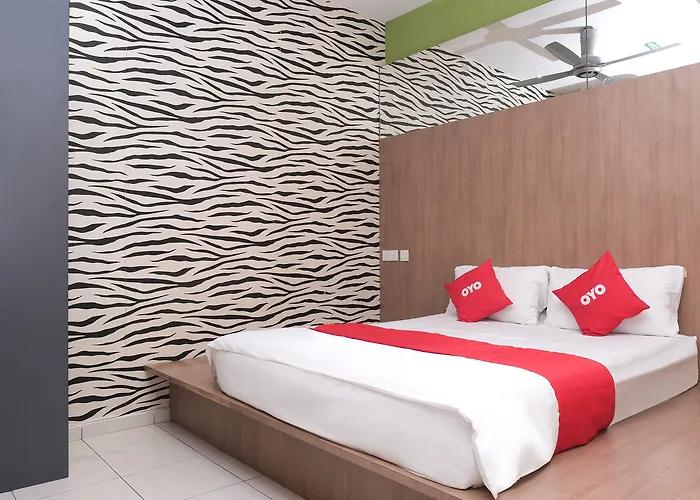 Super Oyo 89930 Golden Guest House
