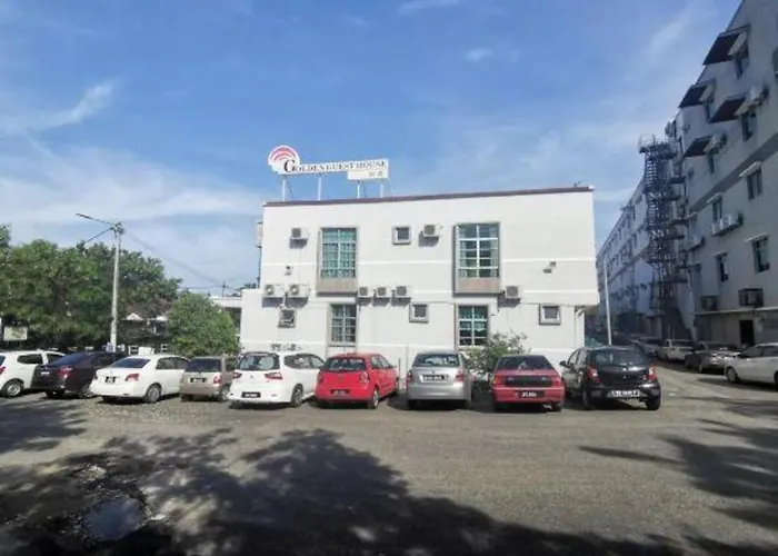Super Oyo 89930 Golden Guest House