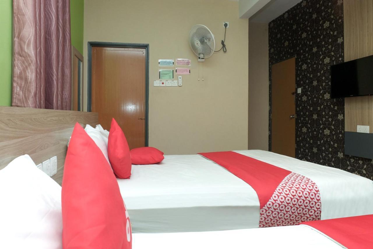 Super Oyo 89930 Golden Guest House Hotel 2*