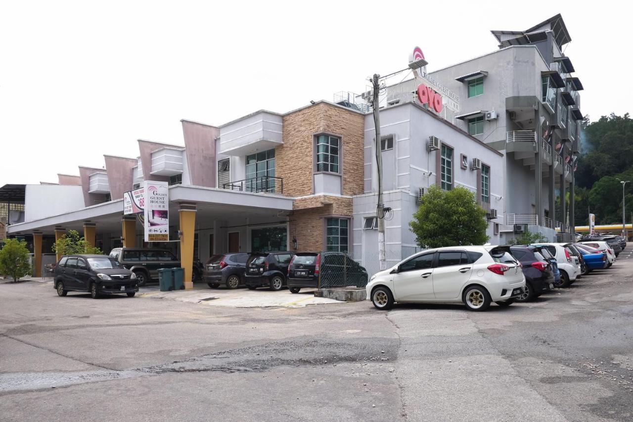 Hotel Super Oyo 89930 Golden Guest House