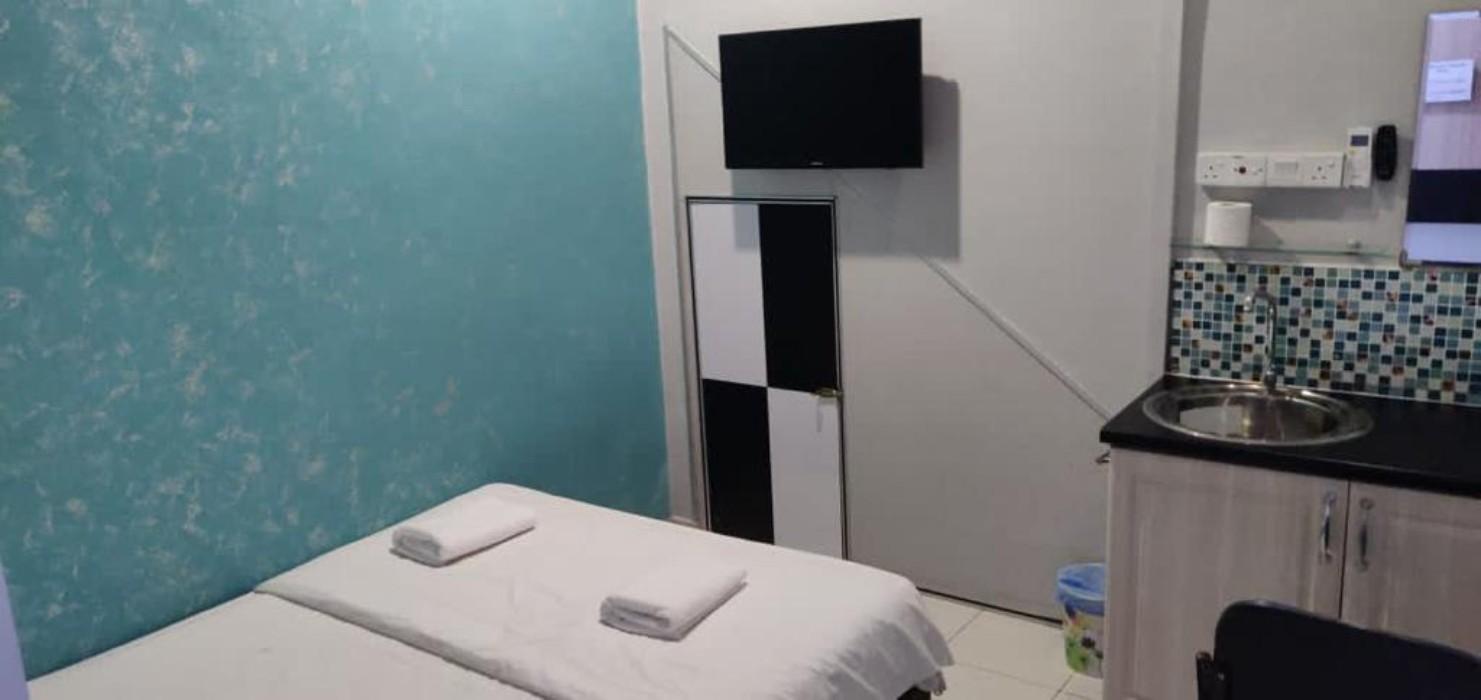Hotel Super Oyo 89930 Golden Guest House