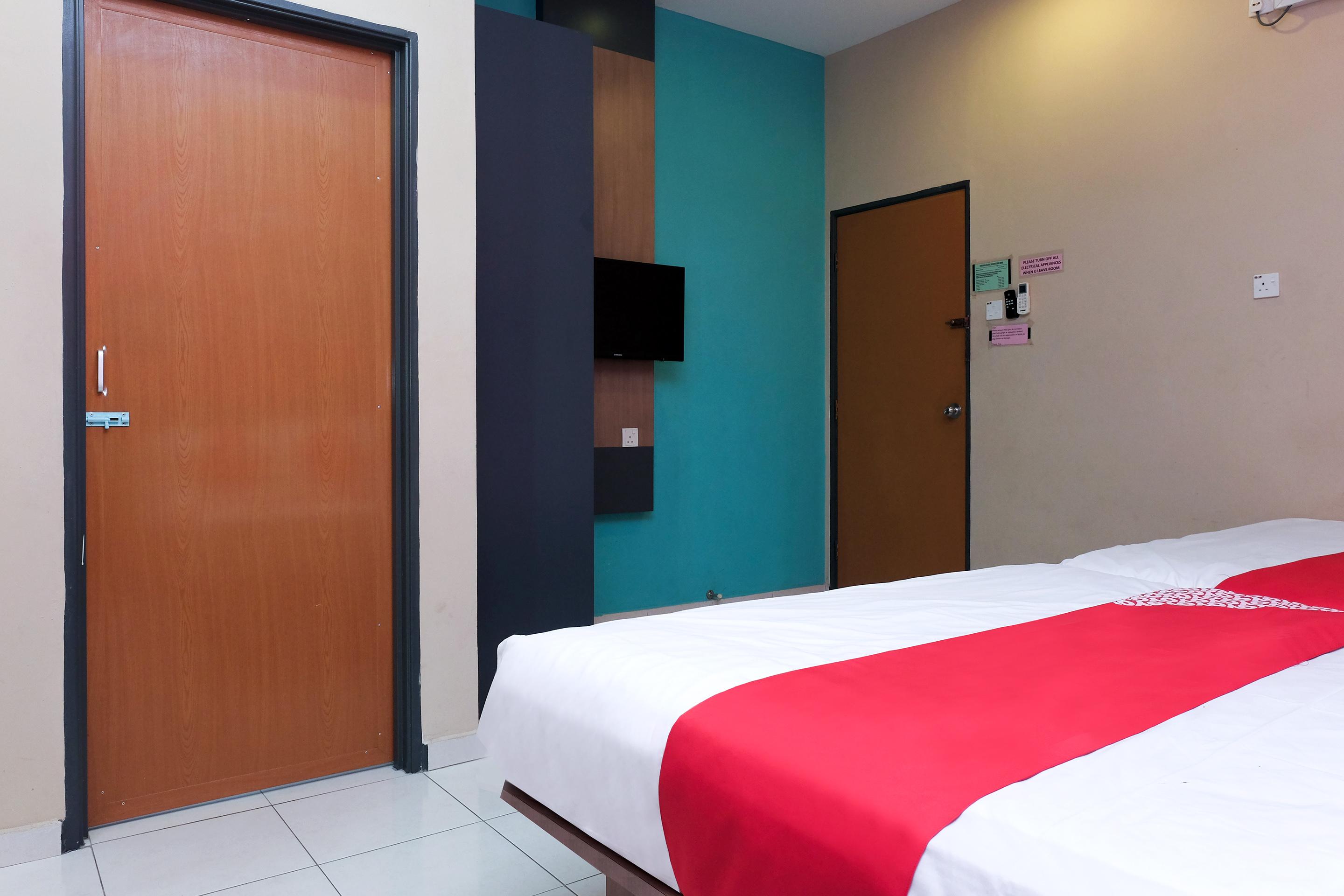 Super Oyo 89930 Golden Guest House Hotel