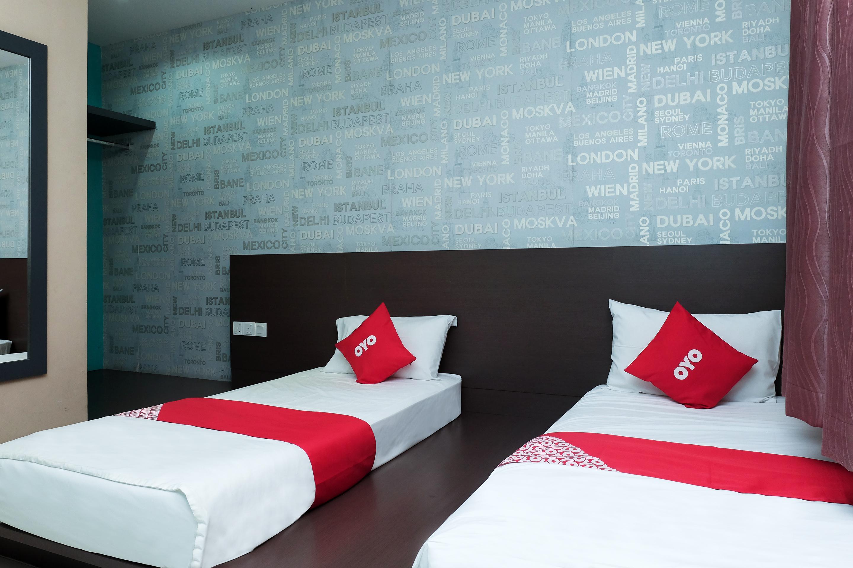 Super Oyo 89930 Golden Guest House Hotel 2*