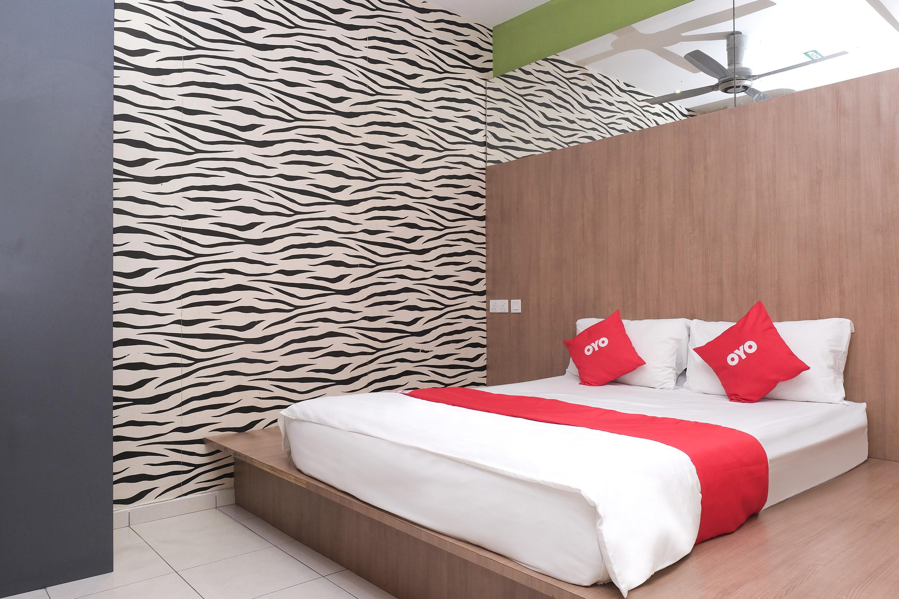 Super Oyo 89930 Golden Guest House