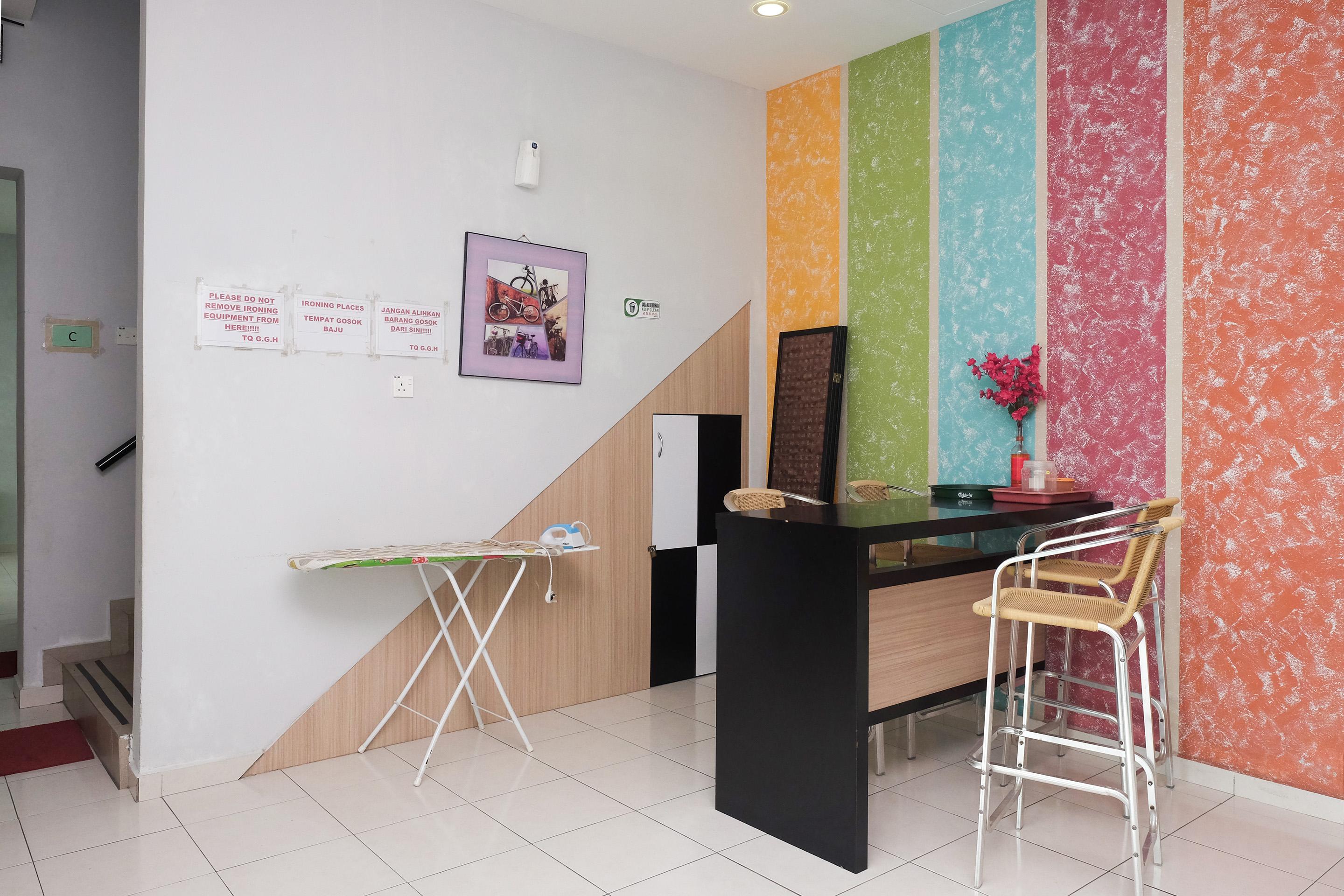 Super Oyo 89930 Golden Guest House Hotel 2*