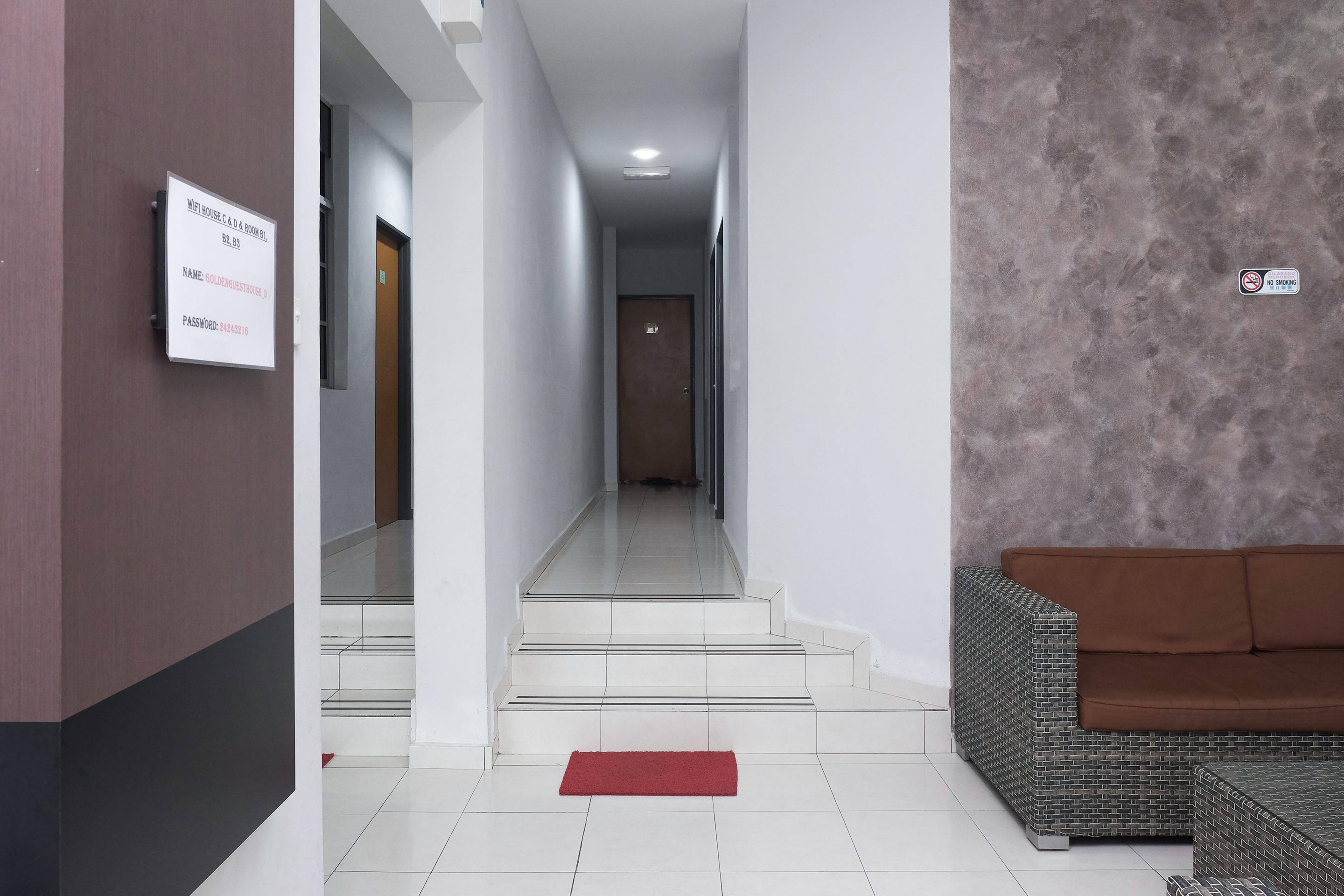 Hotel Super Oyo 89930 Golden Guest House 2*