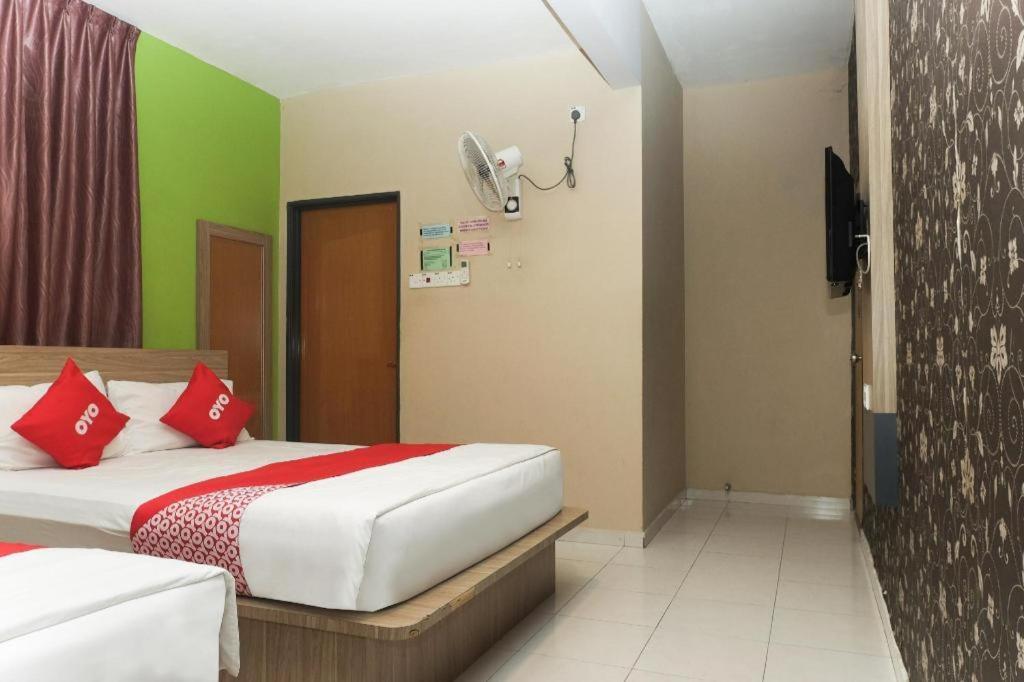 Super Oyo 89930 Golden Guest House 2*