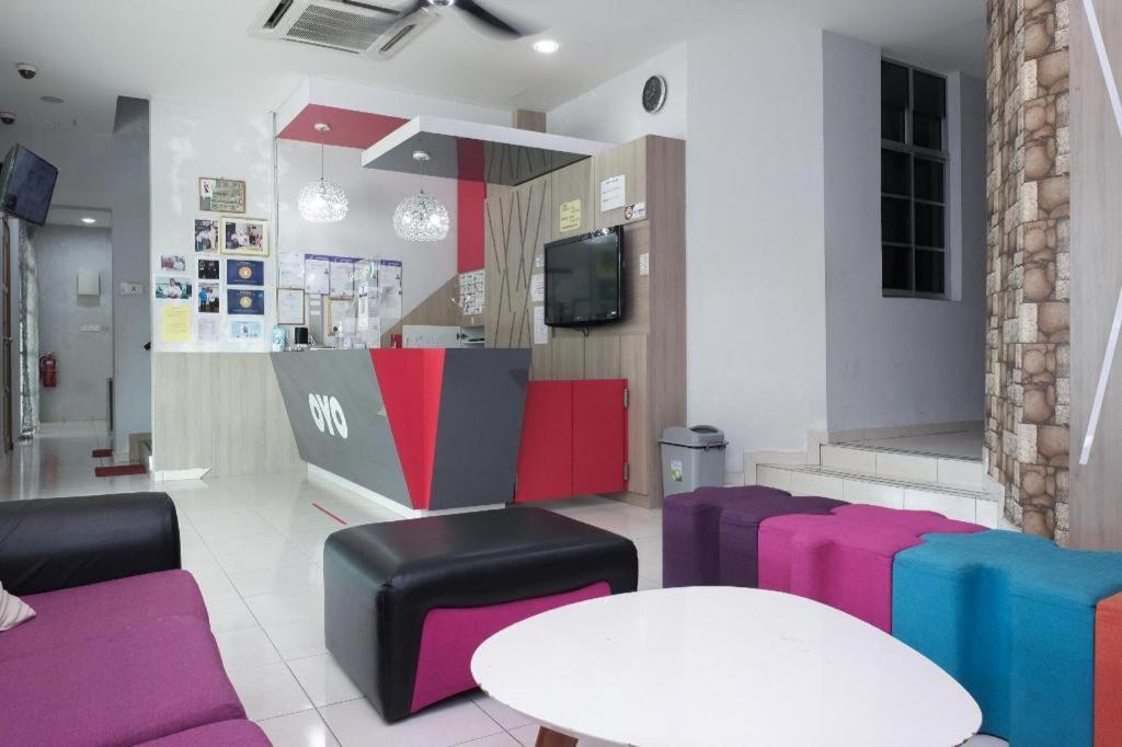 Hotel Super Oyo 89930 Golden Guest House