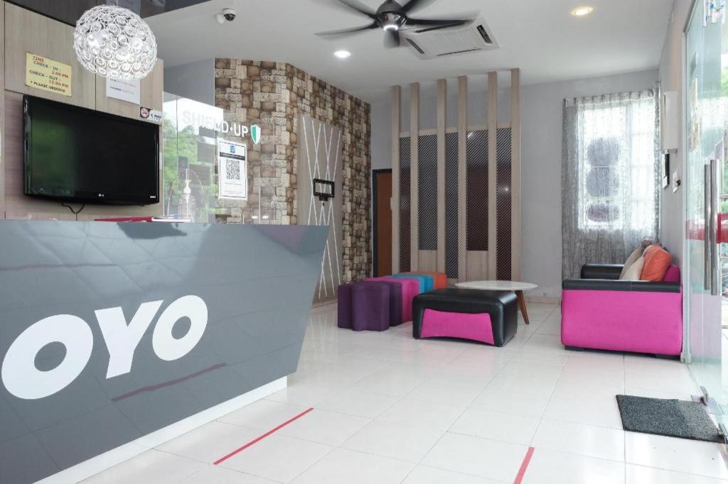 Super Oyo 89930 Golden Guest House 2*