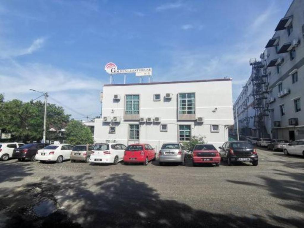Super Oyo 89930 Golden Guest House Hotel