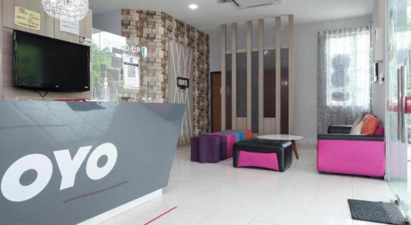 Super Oyo 89930 Golden Guest House Hotel