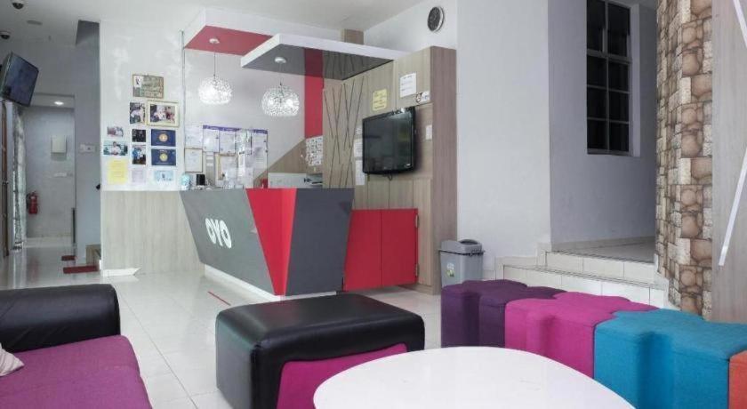 Super Oyo 89930 Golden Guest House Hotel 2*