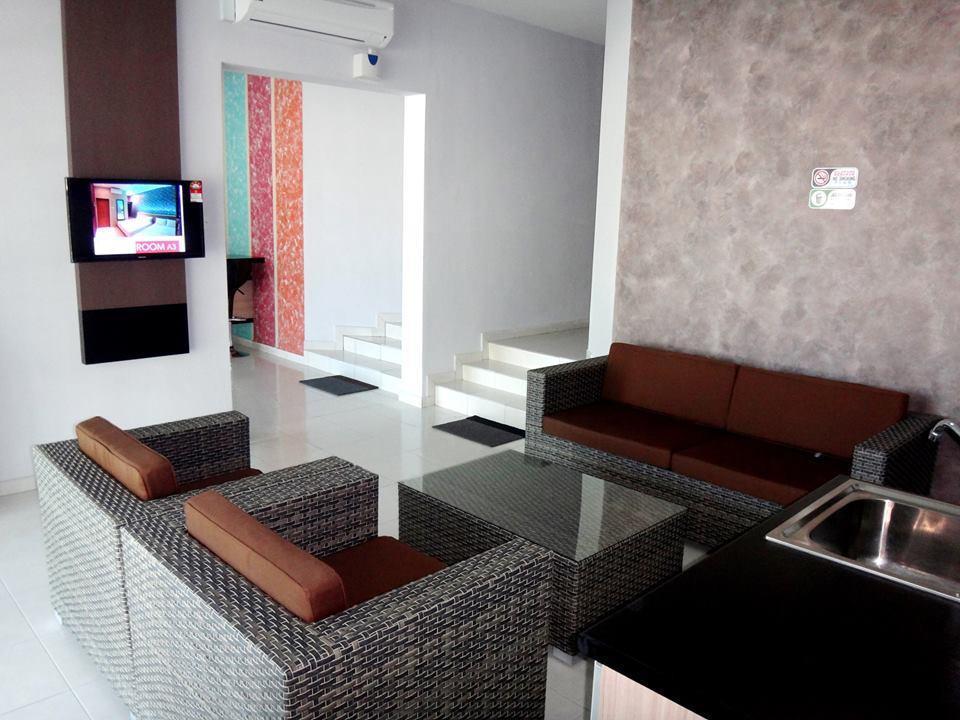 Super Oyo 89930 Golden Guest House Hotel