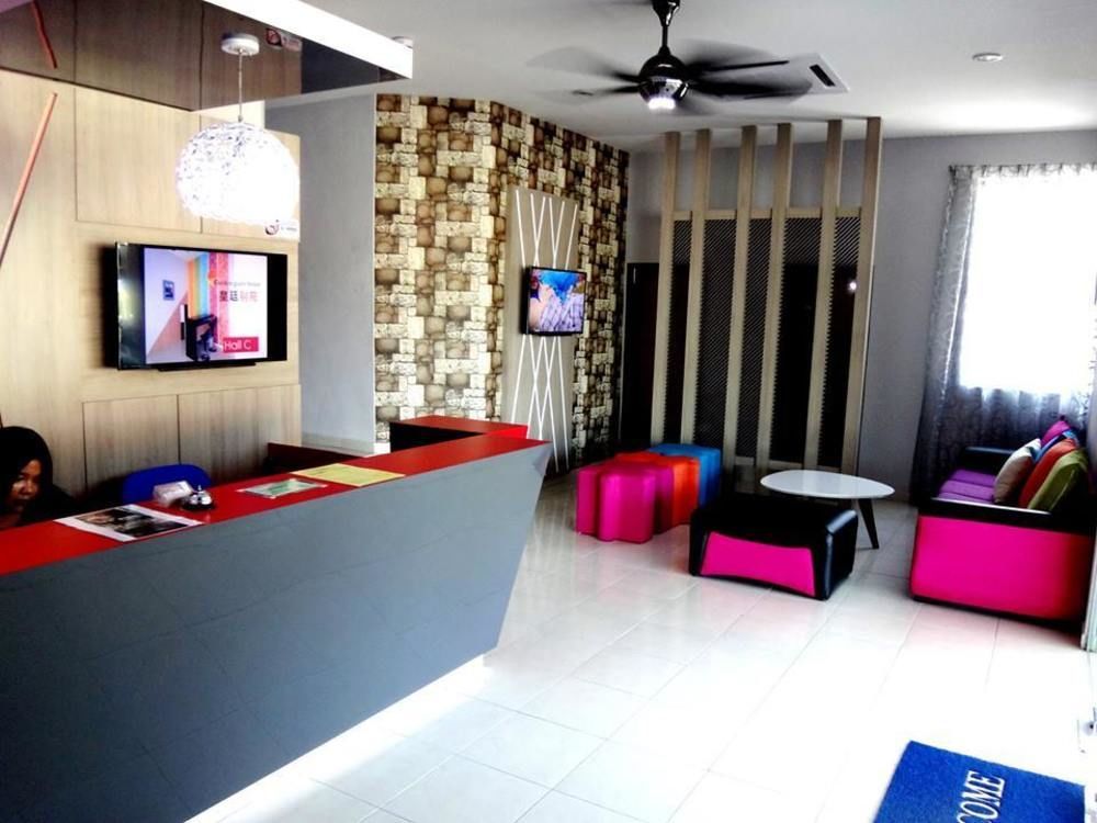 Hotel Super Oyo 89930 Golden Guest House