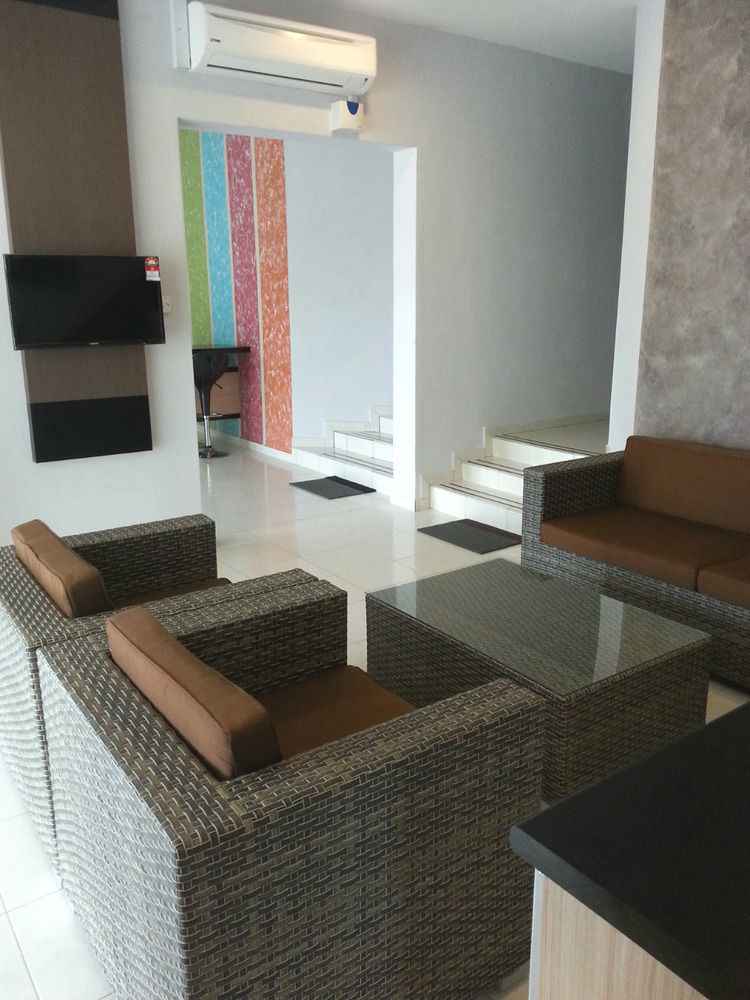 Hotel Super Oyo 89930 Golden Guest House 2*